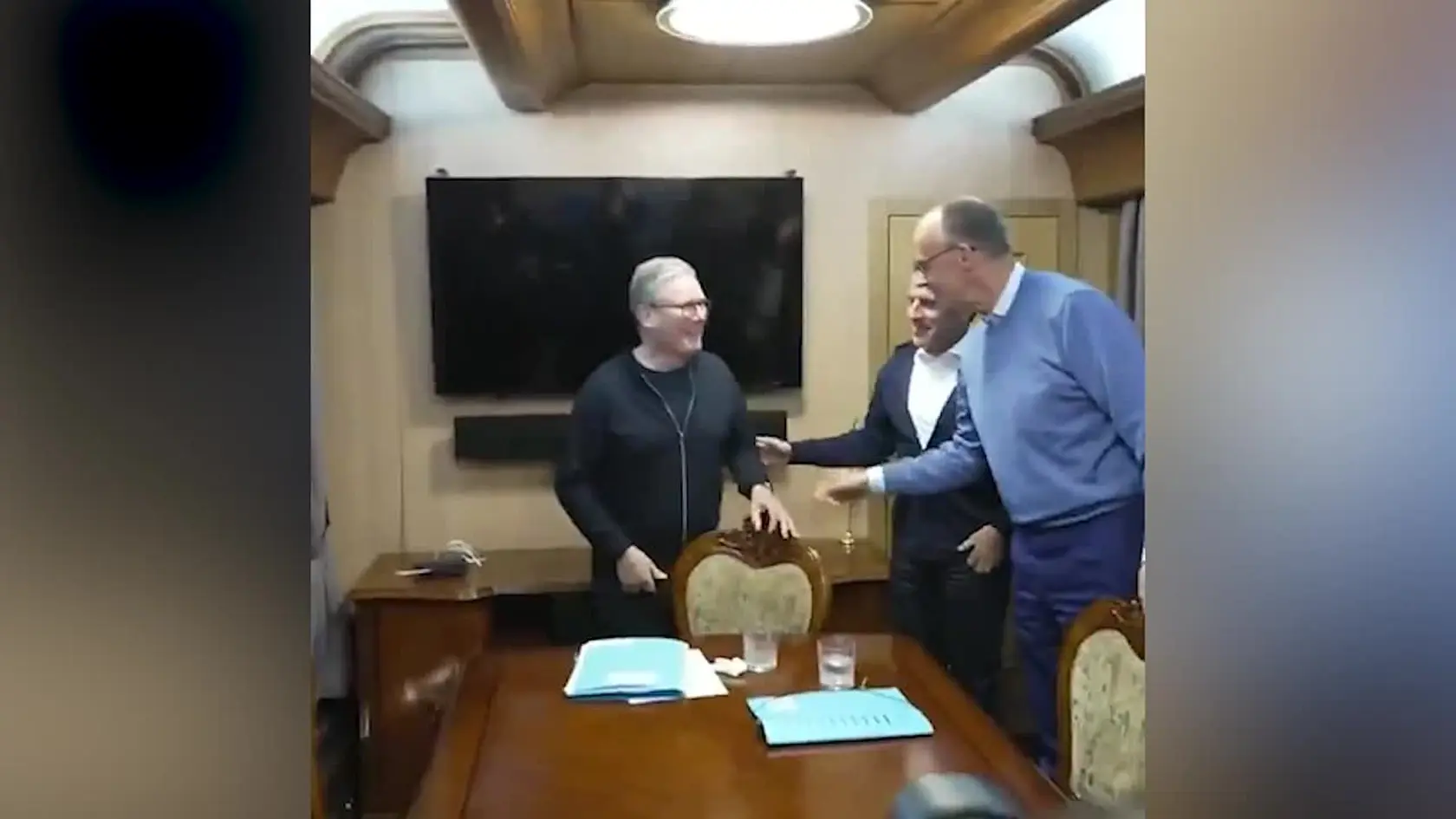 Francúzsky prezident Emmanuel Macron sa po návšteve Kyjeva ocitol v centre pozornosti. Video, na ktorom prezident narýchlo skrýva biely predmet, keď sa objavili kamery, vyvolalo na internete vlnu špekulácií!