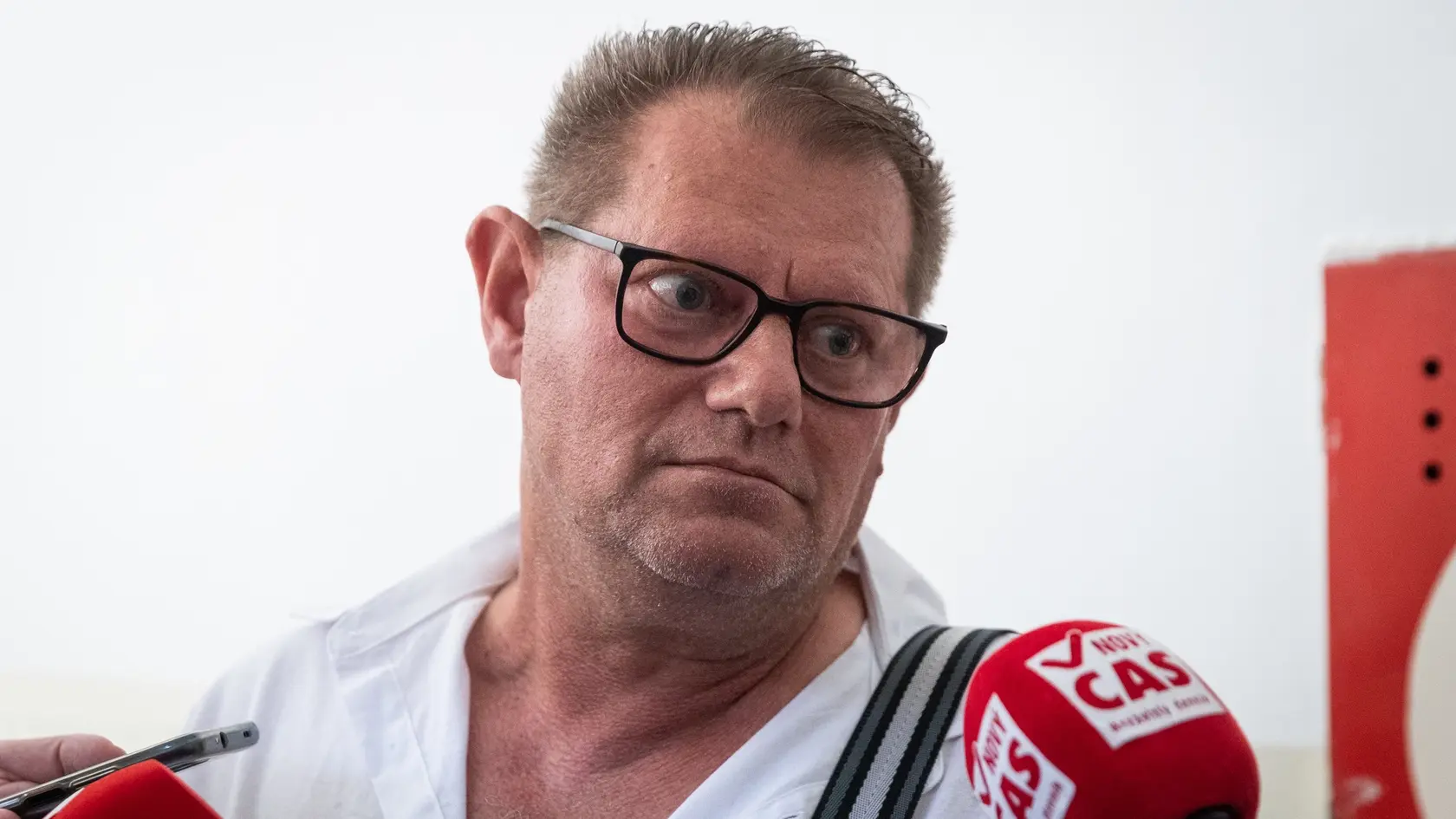 Vyučený kuchár mal podávať seniorom svojvoľne nahodné lieky, ktoré mali niektorým privodiť smrť.
