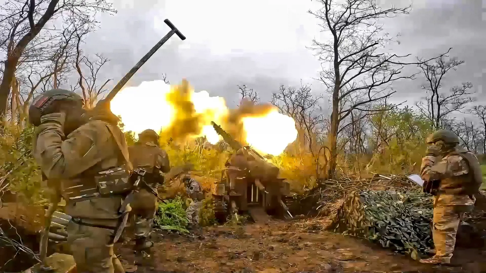 Na snímke z videa zverejnenej ruským ministerstvom obrany ruská húfnica vystreľuje rakety na Ukrajinu z neznámeho miesta 8. augusta 2023.
