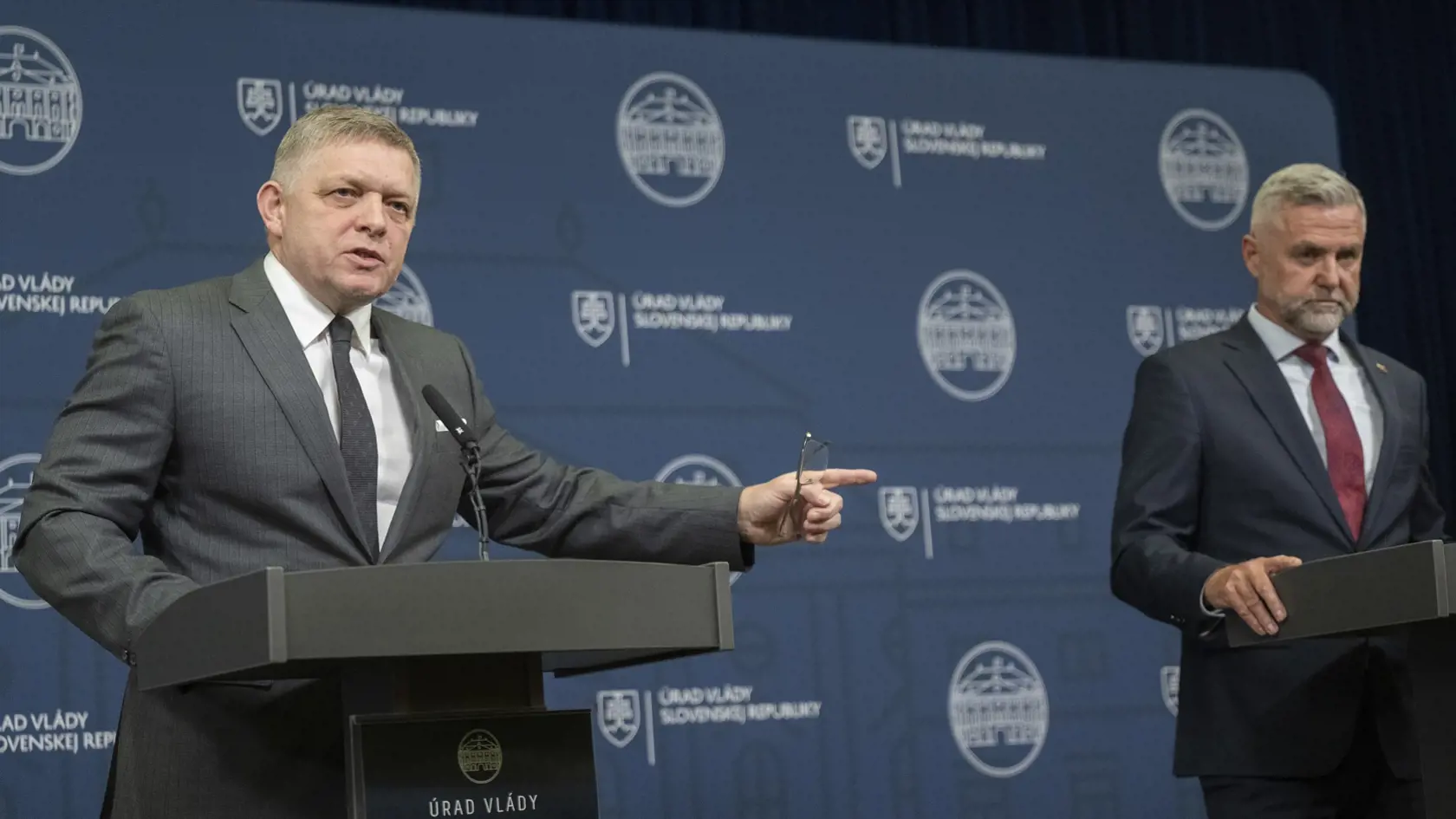 Na snímke sprava podpredseda NR SR Tibor Gašpar a premiér SR Robert Fico (obaja Smer-SD) počas tlačovej konferencie po skončení 69. schôdze vlády SR 22. januára 2025 v Bratislave. FOTO TASR - Martin Baumann