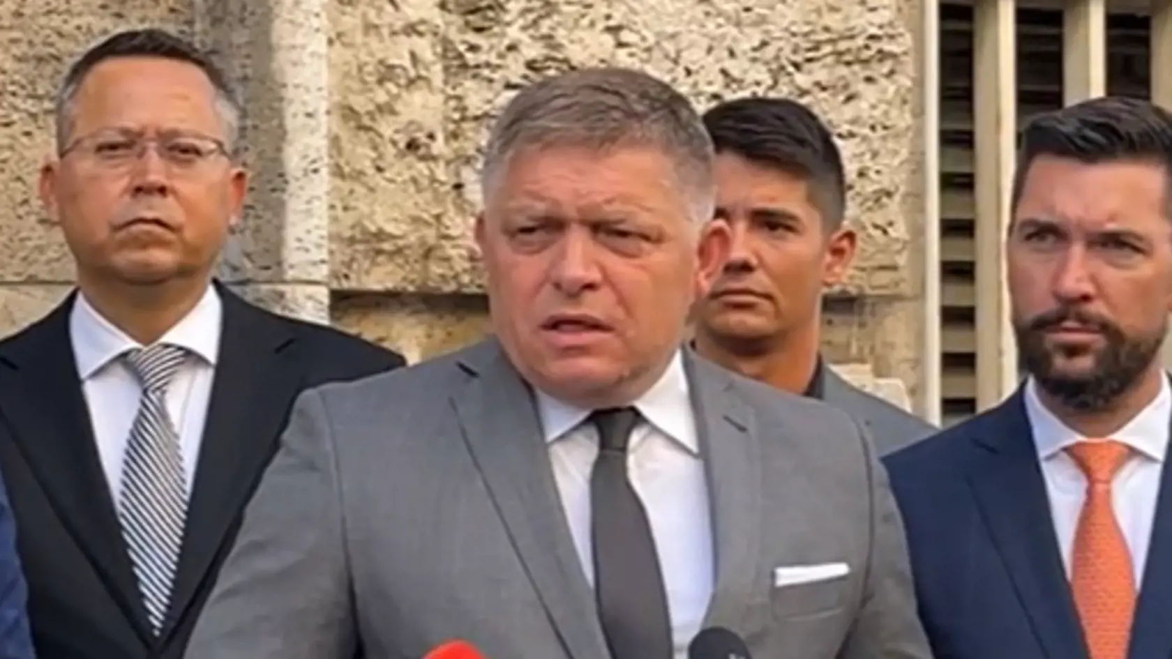 Smeráci na tlačovej konferencii.
