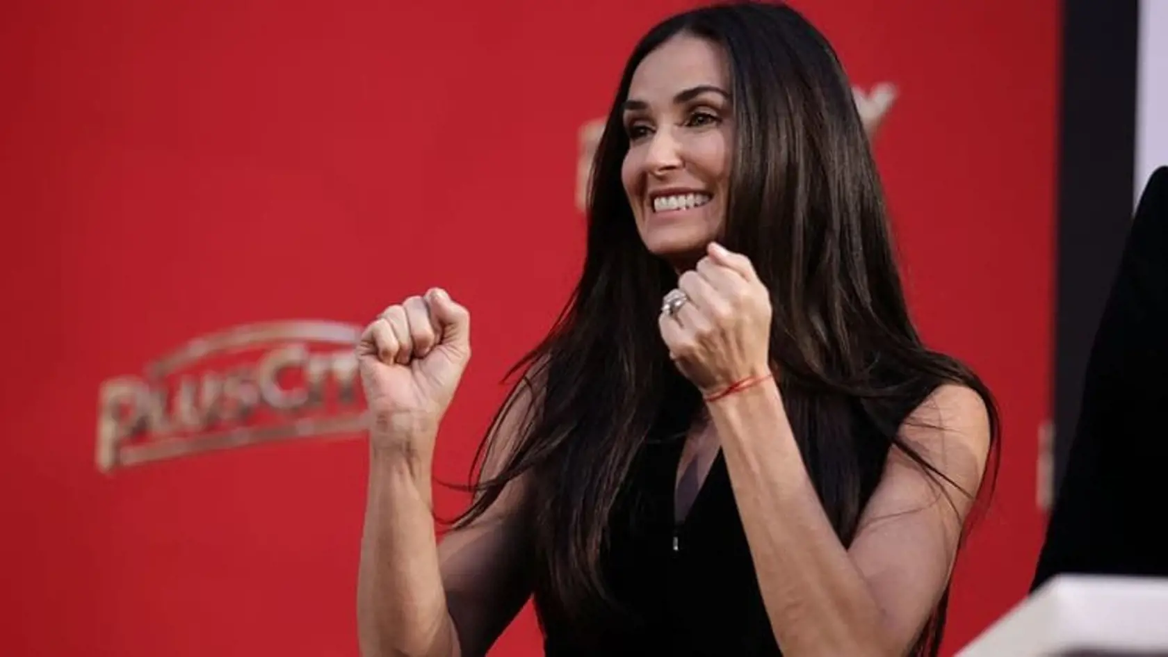 Herečka Demi Moore má na zápästí šnúrku proti urieknutiu.