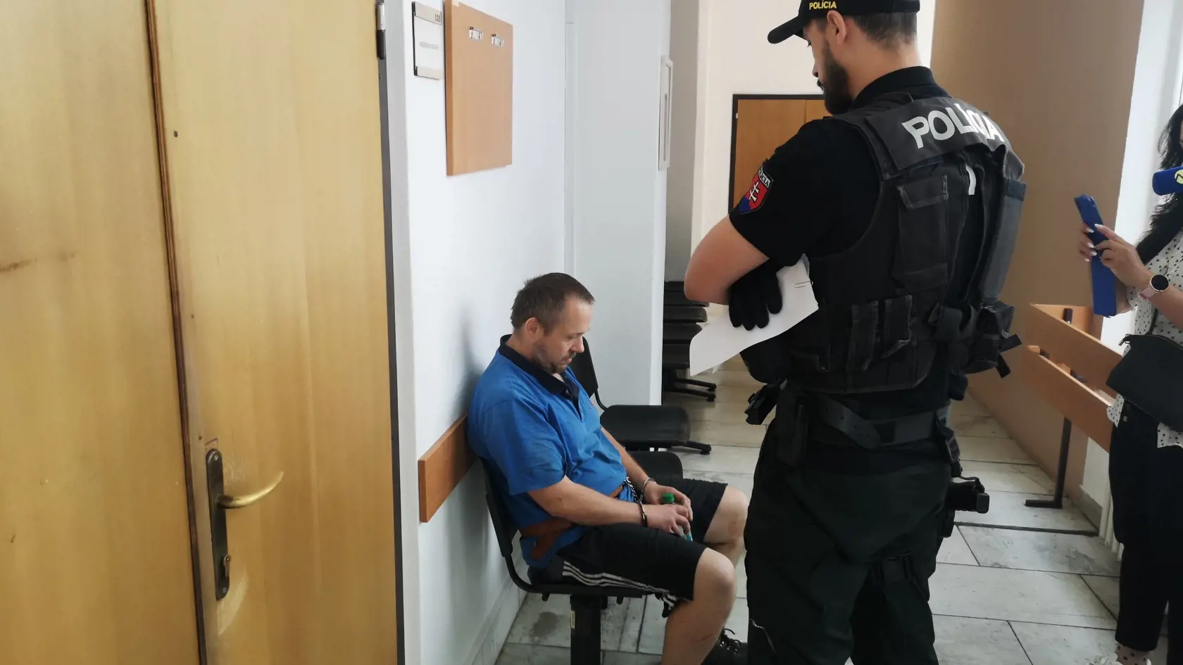 Poliak na kamióne pripravil o život dvoch hasičov.