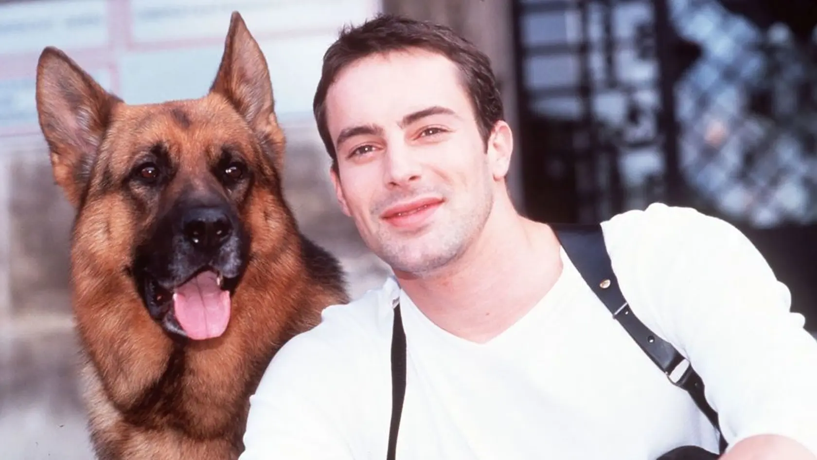 Gedeon Burkhard ako policajt Alex Brantner zo seriálu Komisár Rex.