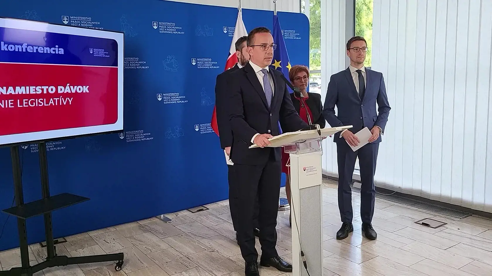 Na Slovensku je viac ako 60 tisíc dlhodobo nezamestnaných ľudí. Teraz minister práce Erik Tomáš prichádza s návrhom, aby si dávku v núdzi odpracovali.