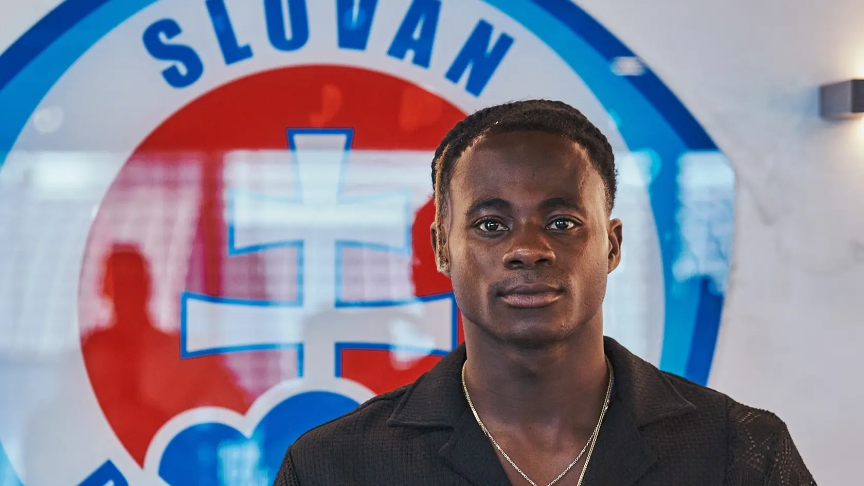 Prvou letnou posilou úradujúceho slovenského majstra ŠK Slovan Bratislava sa stal ghanský futbalista Kelvin Ofori.