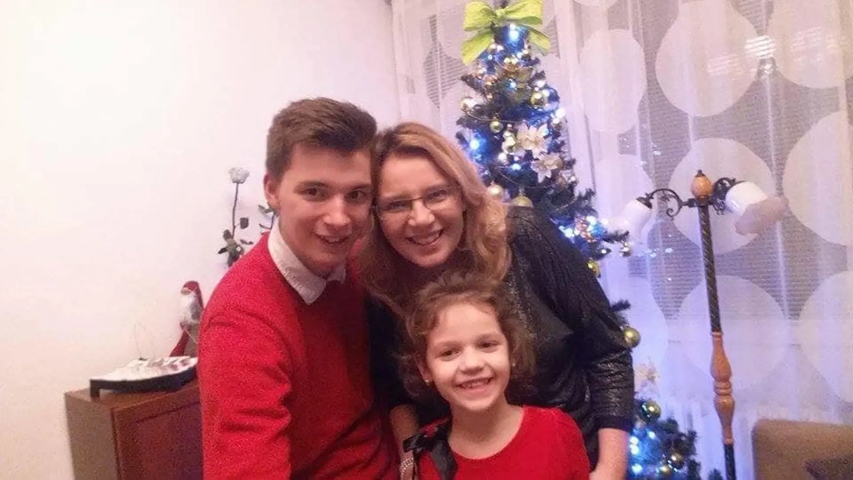 Janka s deťmi pri stromčeku.