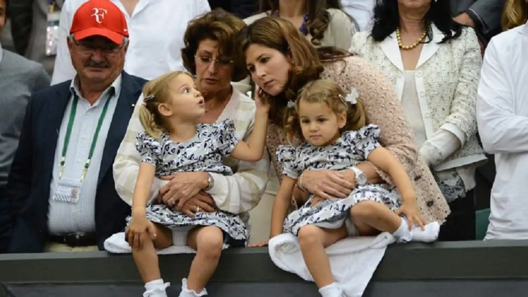 Švajčiarskemu tenistovi Rogerovi Federerovi sa zatiaľ na turnaji v Šanghaji darí. Palce mu na tribúne držia dievčenské dvojičky Charlene Riva a Mila Rose, ktoré si dokonale kradli pozornosť fotoaparátov. Kto rodinu Federerovcov pozorne nesleduje, ten musel byť poriadne prekvapený. Už dávno to nie sú malé deti, ale veľké slečny. A po kom sú? Prepáč, Roger, tvoje dcéry sú krásne po slovenskej mame! Pozrite sa v GALÉRII, ako vyzerajú dvojičky dnes. 