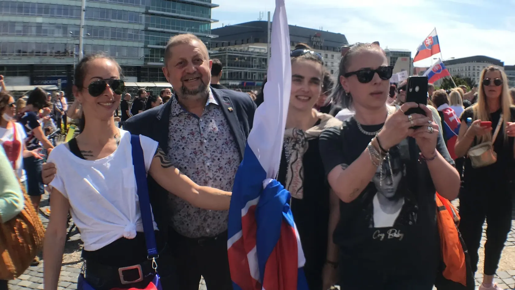 Bývalý sudca Najvyššieho súdu Štefan Harabin oslavoval Sviatok práce v centre Bratislavy.