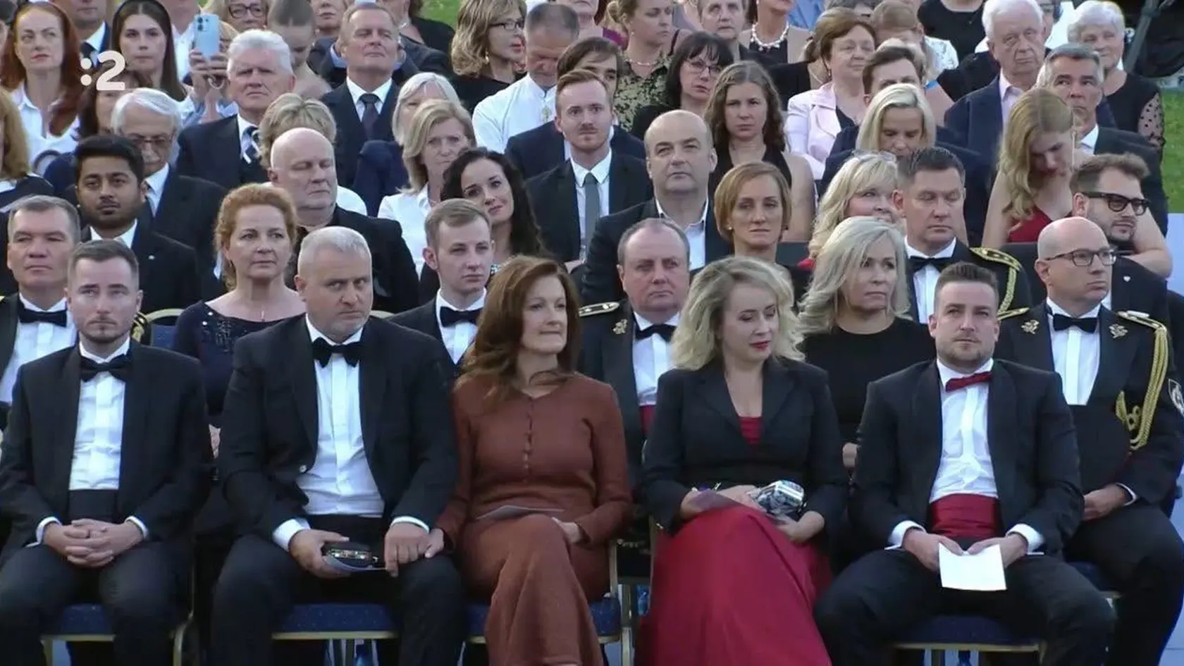 "Prezident SR Peter Pellegrini otvoril záhradu svojho sídla pre výnimočný galavečer Slovenskej filharmónie. Pod taktovkou Daniela Raiskina zazneli skvosty klasickej hudby v podaní filharmonického orchestra, zboru, tenoristu Pavla Bršlíka, Michala Červienku a mladej saxofonistky Soni Širokej," pochválil sa štátny tajomník ministerstva školstva Róbert Zsembera. 