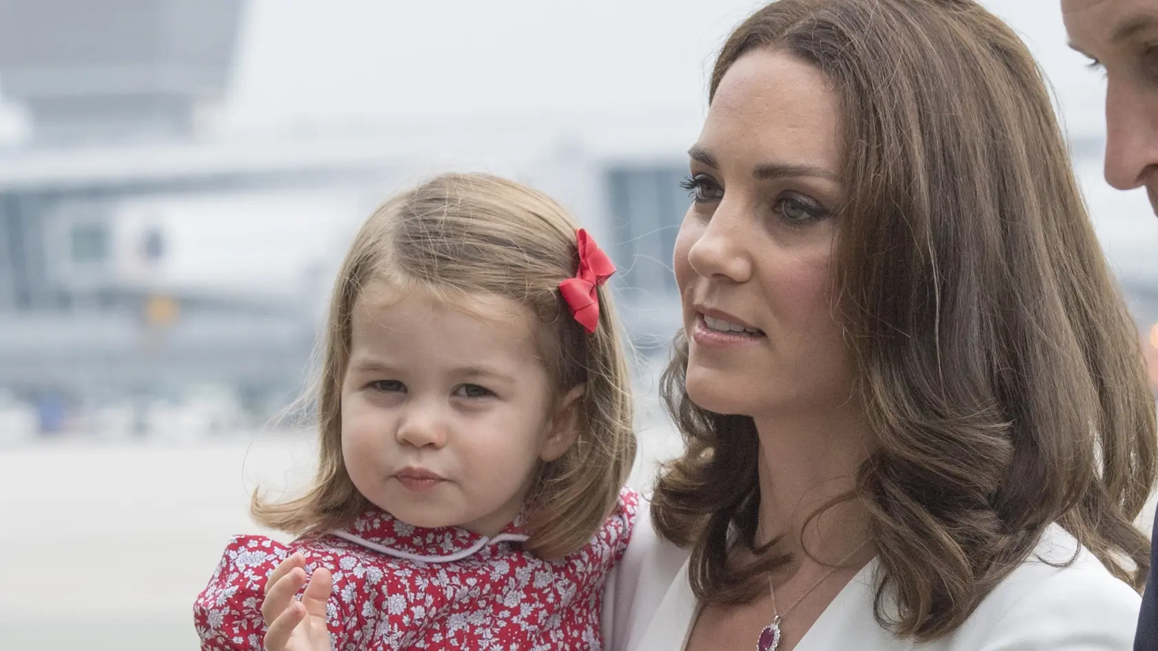 Princezná Charlotte s princeznou Kate na fotke z roku 2017.