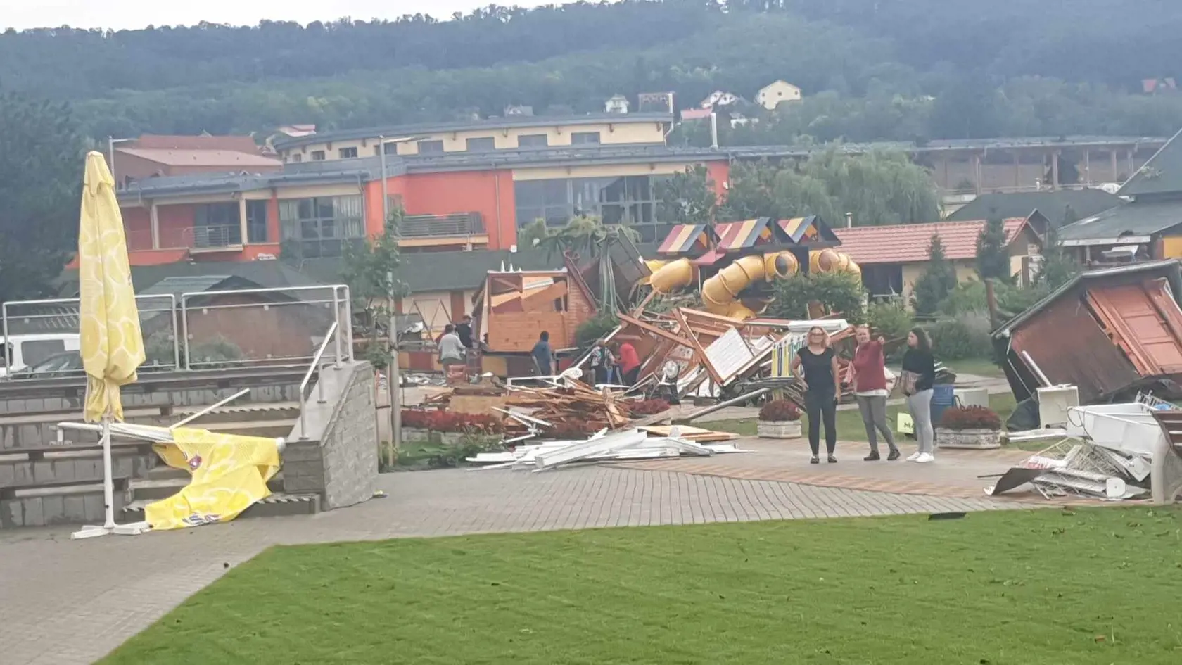 Veterná smršť zasiahla v pondelok večer aj obec Podhájska (okr. Nové Zámky), ktorá je známa najmä obľúbeným termálnym kúpaliskom. Vznikli tu značné škody.