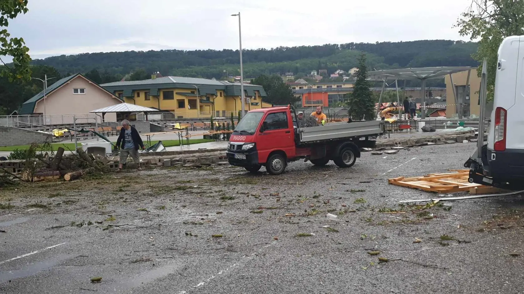 Veterná smršť zasiahla v pondelok večer aj obec Podhájska (okr. Nové Zámky), ktorá je známa najmä obľúbeným termálnym kúpaliskom. Vznikli tu značné škody.