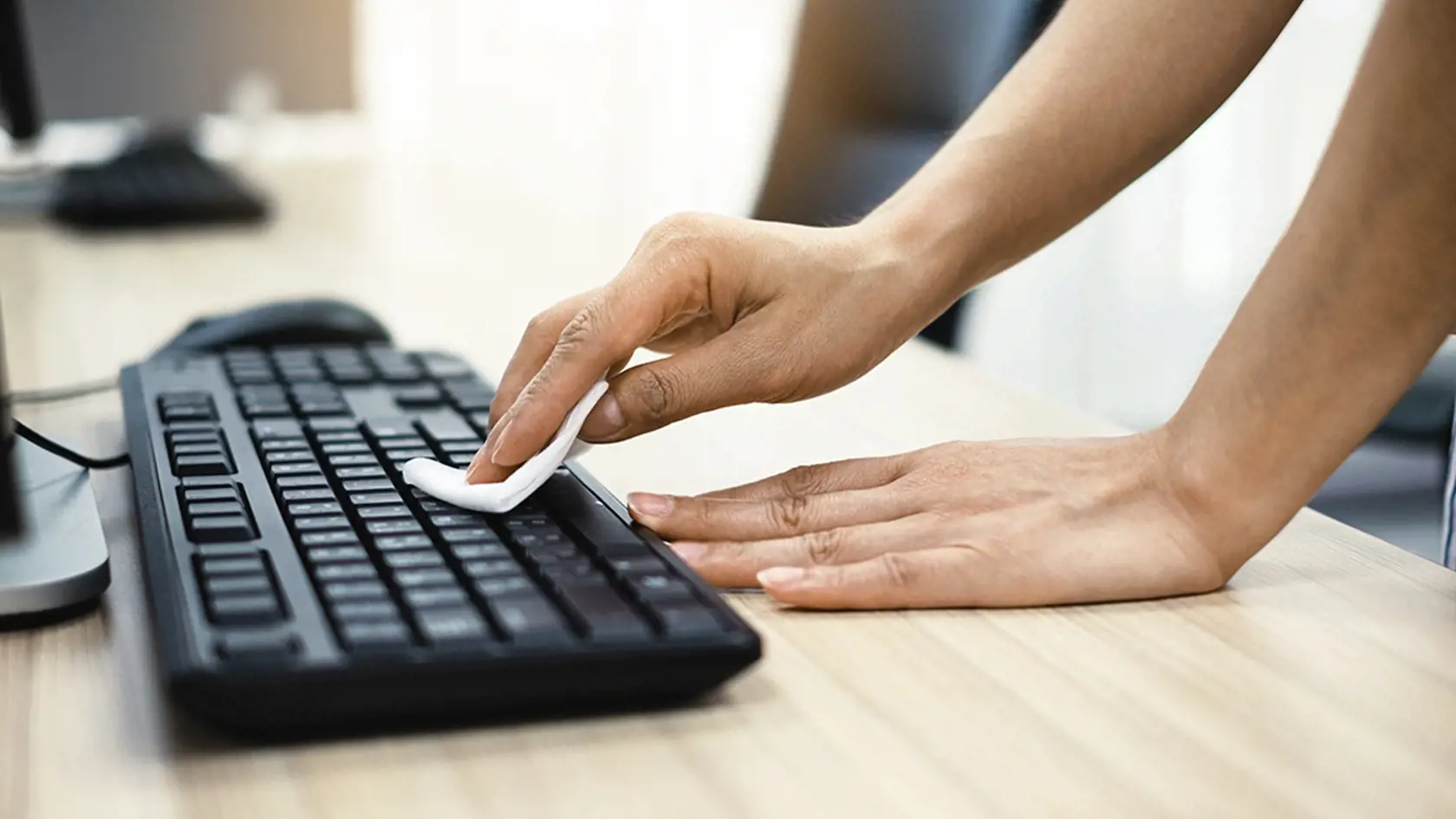 The,Girl's,Hand,Is,Cleaning,The,Computer,Keyboard,For,Cleaning