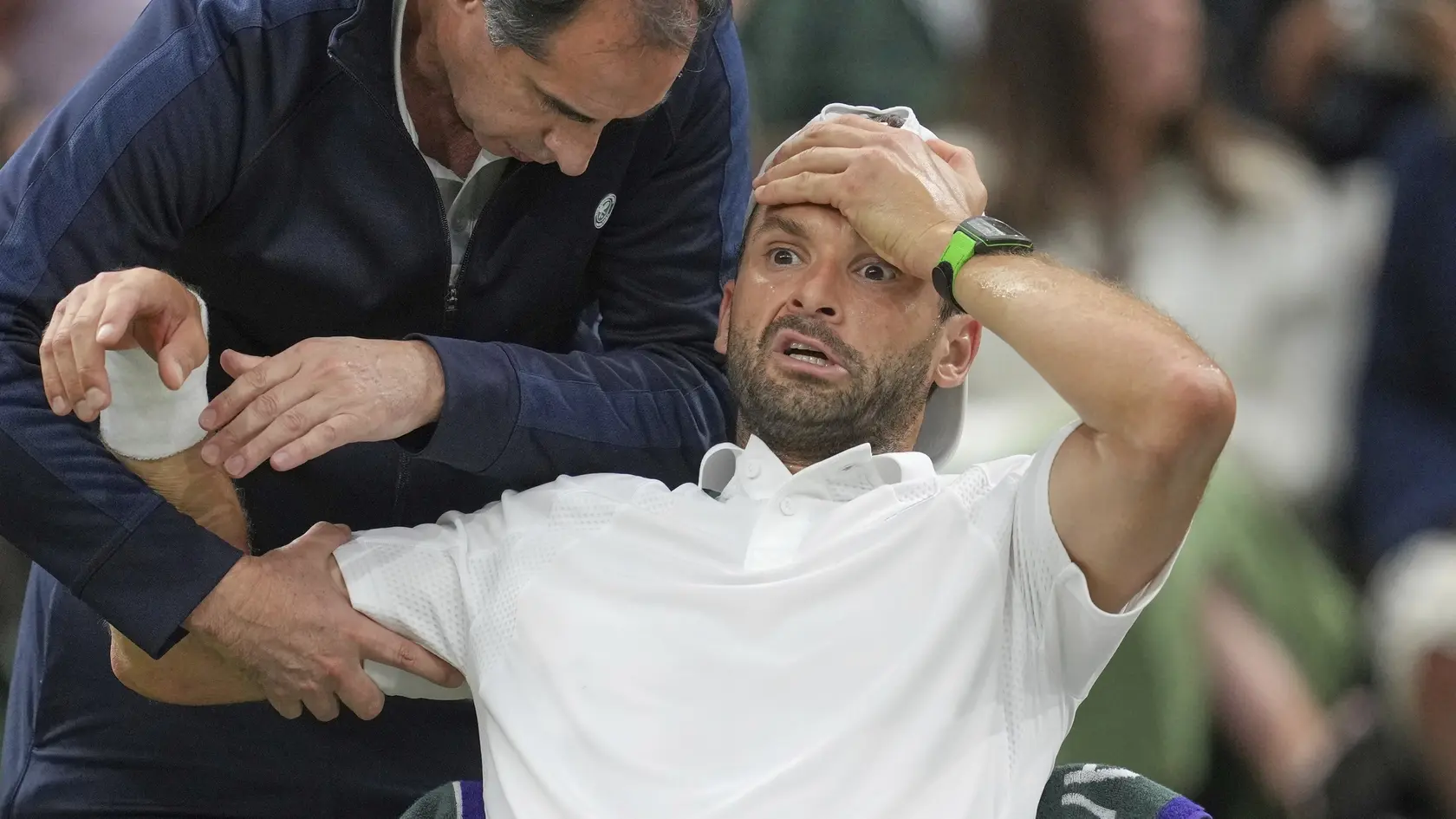 Bulhar Grigor Dimitrov odstúpil z osemfinále Wimbledonu za stavu 6:3, 7:5 a 2:2 v treťom sete pre problémy s prsným svalom. Do štvrťfinále nezaslúžene postúpil Talian Jannik Sinner.