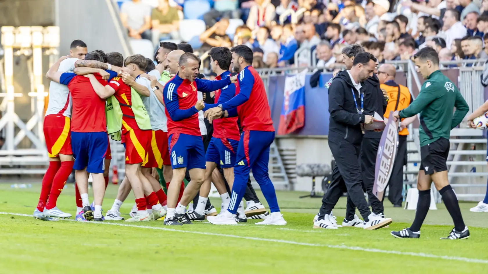 Španielski futbalisti sa tešia po strelenom góle.