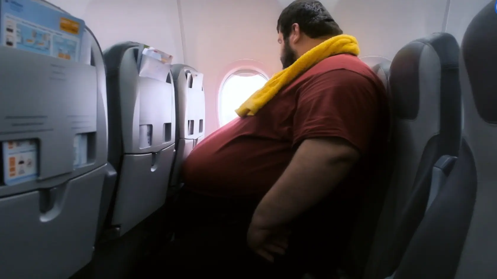V lietadle potreboval Tomáš Lorincz obsadiť dve sedadlá.