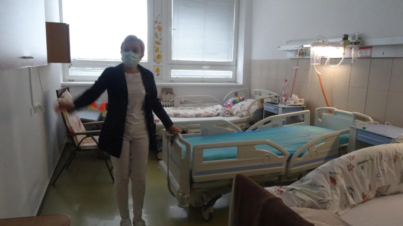Primárka Oddelenia detskej onkológie a hematológie Viktória Halušková. Vysvetľuje ako to funguje v stiesnených priestoroch.