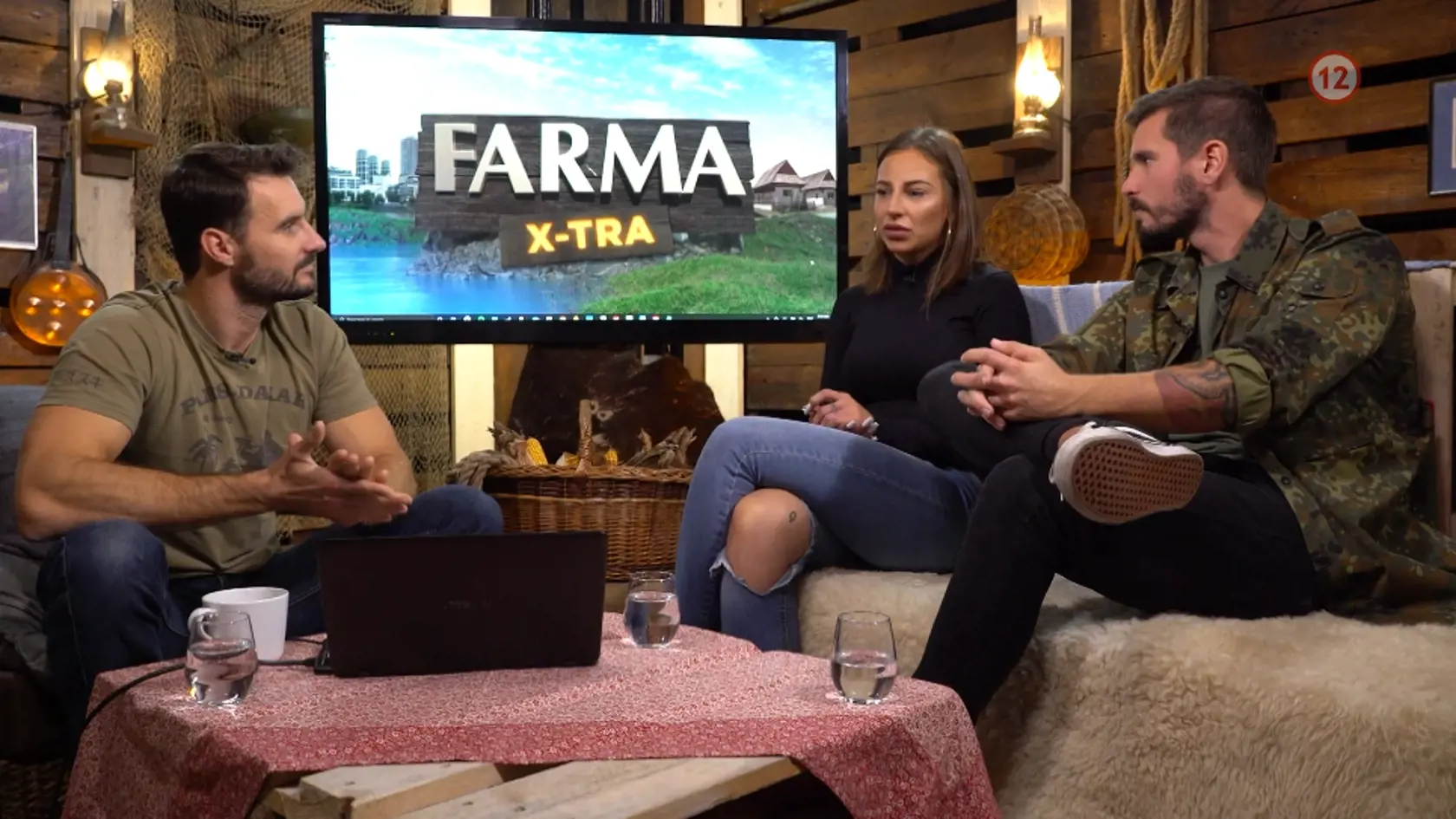 Rebeka v relácii Farma Xtra. Predviedla nielen obrovské pery, ale aj dlhokánske biele drápy.