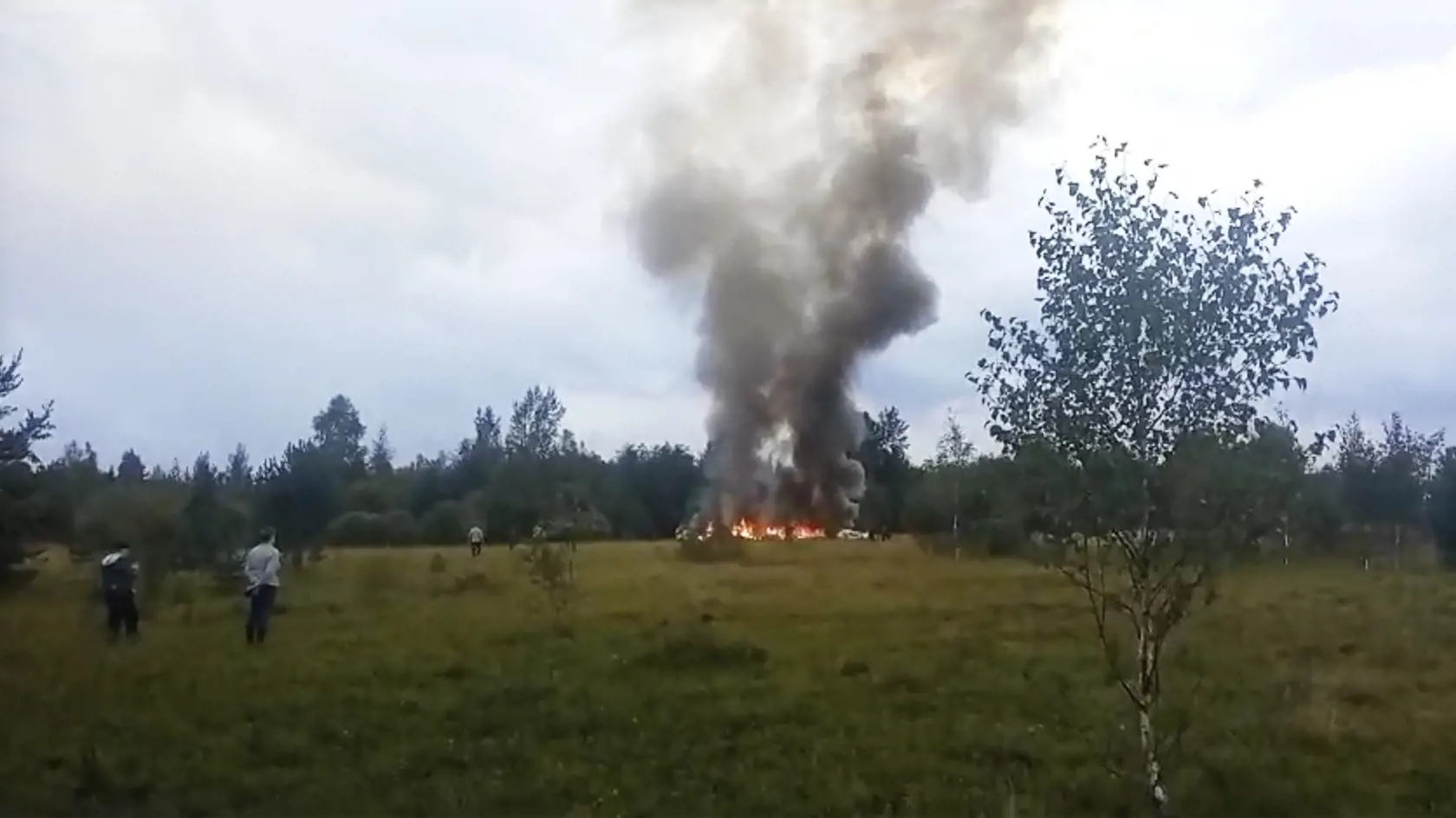 Na videosnímke dym stúpa miesto pádu súkromného lietadla v Tverskej oblasti blízko obce Kuženkino 23. augusta 2023. Šéf ruskej žoldnierskej Vagnerovej skupiny Jevgenij Prigožin sa podľa ruských úradov nachádzal na palube lietadla Embraer-135, ktoré sa v stredu zrútilo v Tverskej oblasti blízko Moskvy. Haváriu nikto neprežil. Prigožinova smrť však doposiaľ nebola oficiálne potvrdená. Na palube bolo desať ľudí vrátane troch členov posádky.
