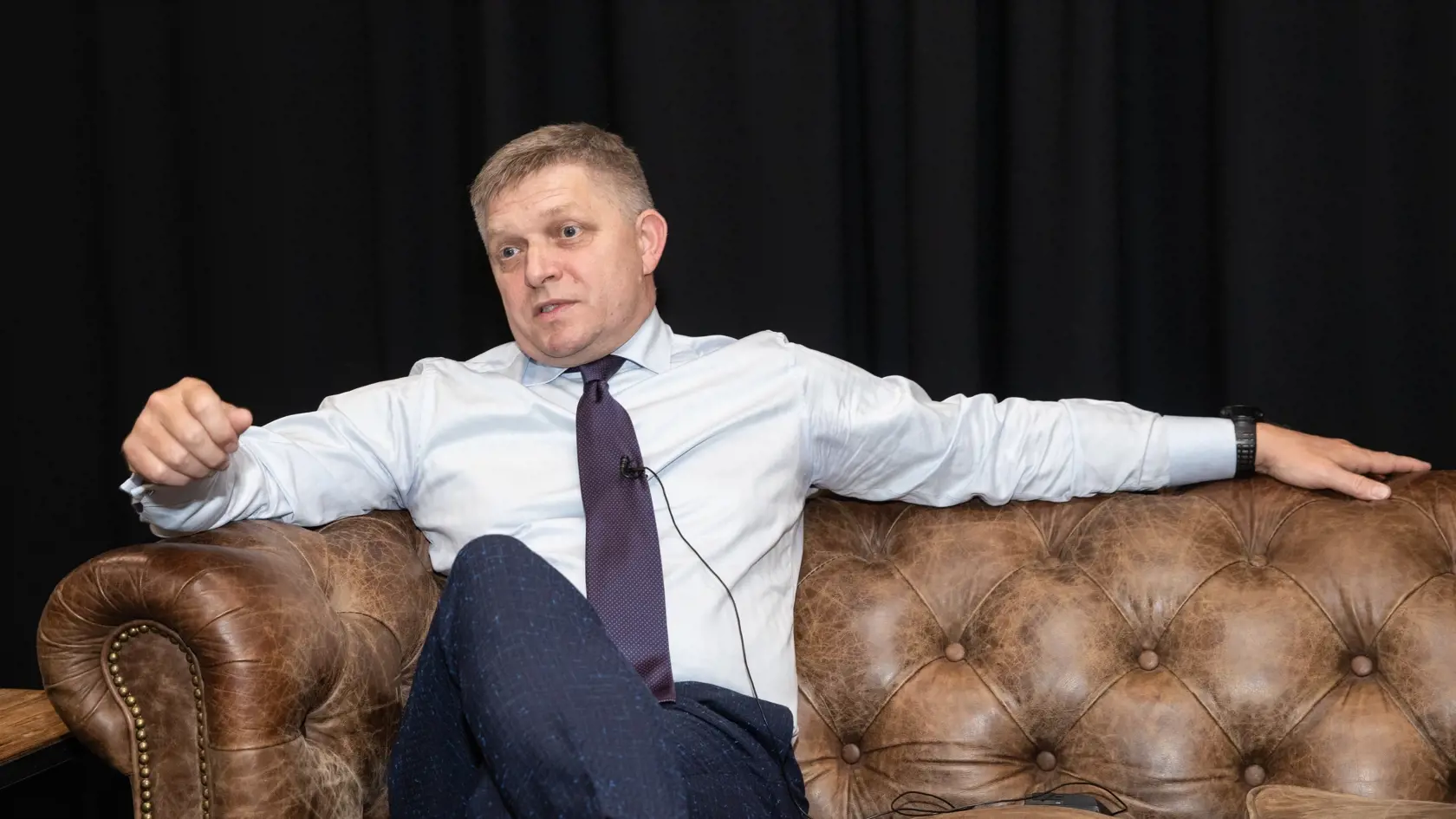 „Robertovi Fico absolútne nezáleží na životoch svojich vlastných voličov. Zvoláva mítingy, kde mu príde kopa babiek a dedkov bez rúšok, burcuje ich proti vláde a opatreniam, de facto proti covidu a očkovaniu. Je to podľa mňa z tohto pohľadu naozaj cynickí psychopat, ktorý doslova život svojich vlastných voličov obetuje za to, aby on zostal na slobode. Ide mu len o to, aby si zachránil vlastnú prdel, predtým akoby skončil v base,“ vyhlásil Matovič.