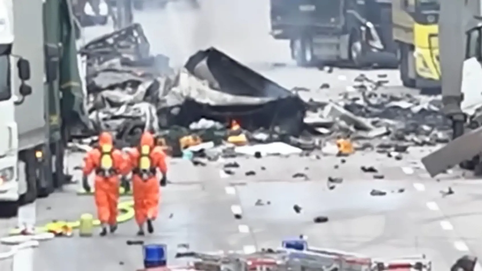Podľa dostupných informácií spravodajského portálu iprima.cz došlo k zrážke dvoch kamiónov. Následne vybuchli plynové bomby, ktoré jeden z nich prevážal.