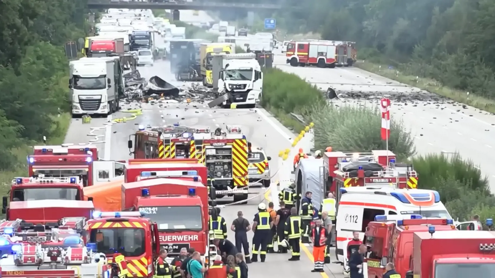 Podľa dostupných informácií spravodajského portálu iprima.cz došlo k zrážke dvoch kamiónov. Následne vybuchli plynové bomby, ktoré jeden z nich prevážal.
