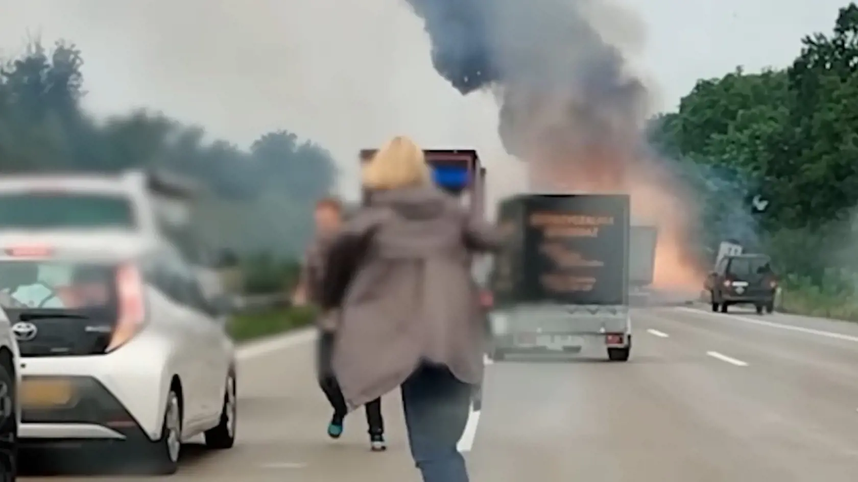 V utorok popoludní došlo na nemeckej diaľnici A2 k tragickej nehode, pri ktorej zahynuli najmenej dvaja ľudia.