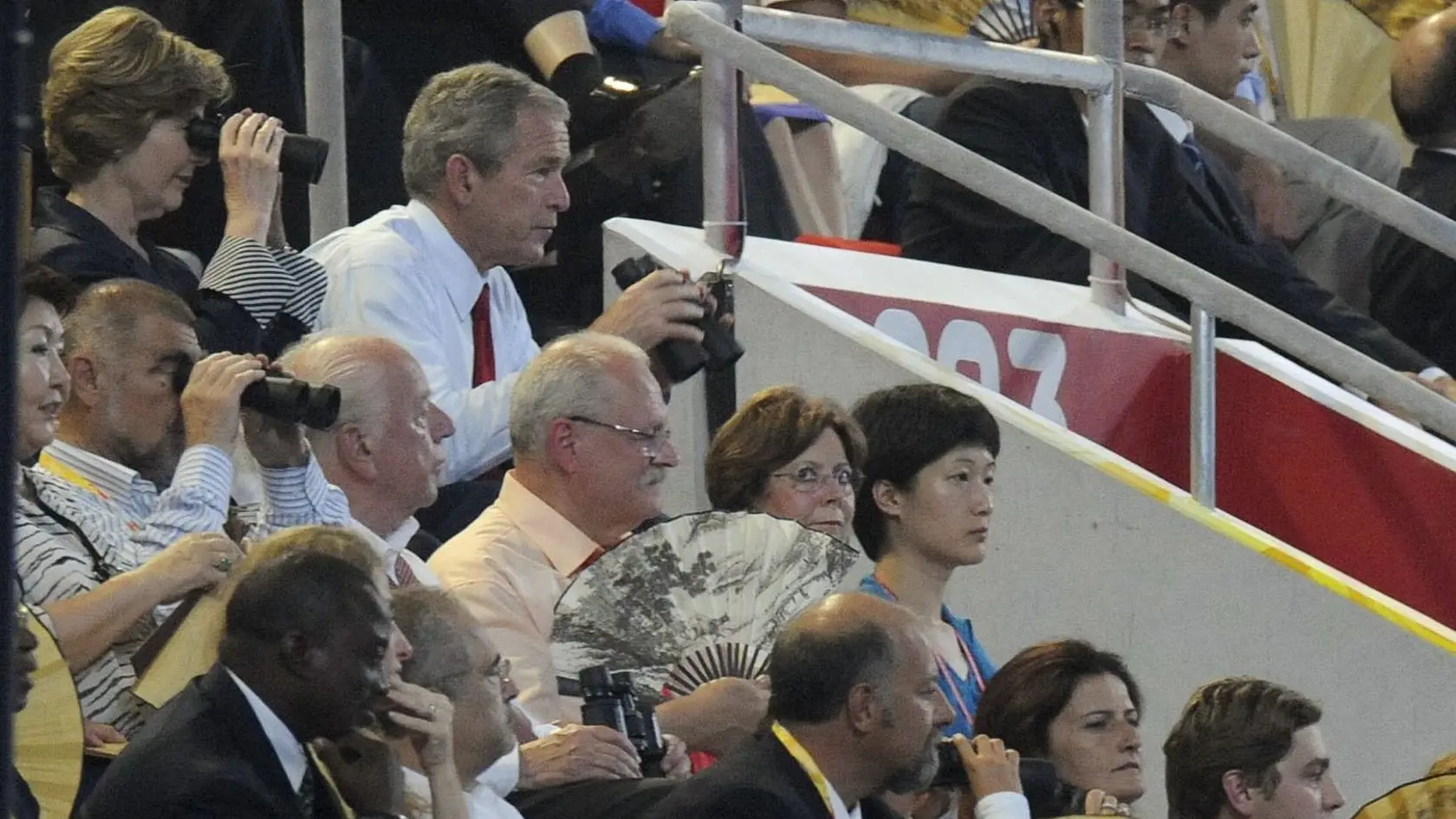 Exrezident Ivan Gašparovič (uprostred) s manželkou Silviou (vpravo od neho) a americký prezident George W. Bush (vpravo v hornom rade) s manželkou Laurou (vľavo od neho) sledujú otvárací ceremoniál Letných olympijských hier na štadióne Vtáčie hniezdo v Pekingu v roku 2008..