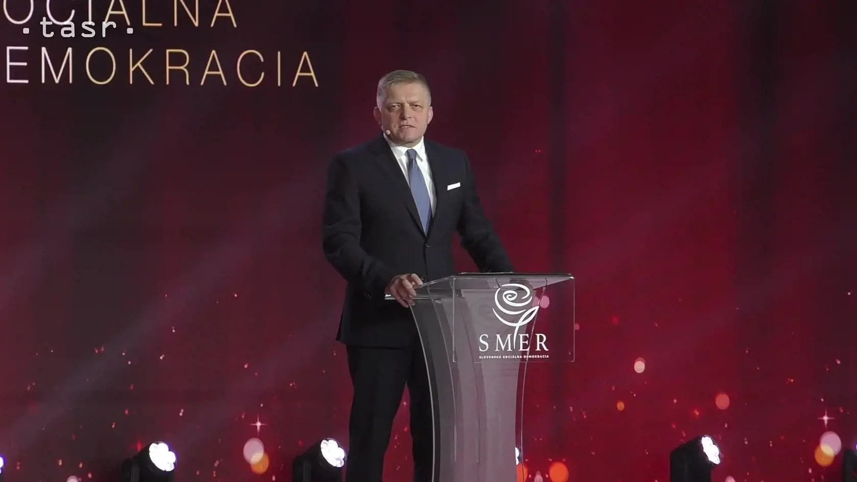 Predseda Smeru-SD a premiér Robert Fico si želá, aby vládna koalícia vydržala štyri roky. Považuje však za potrebné pripravovať sa aj na iné alternatívy politického vývoja, ako sú parlamentné voľby v riadnom termíne v roku 2027.
