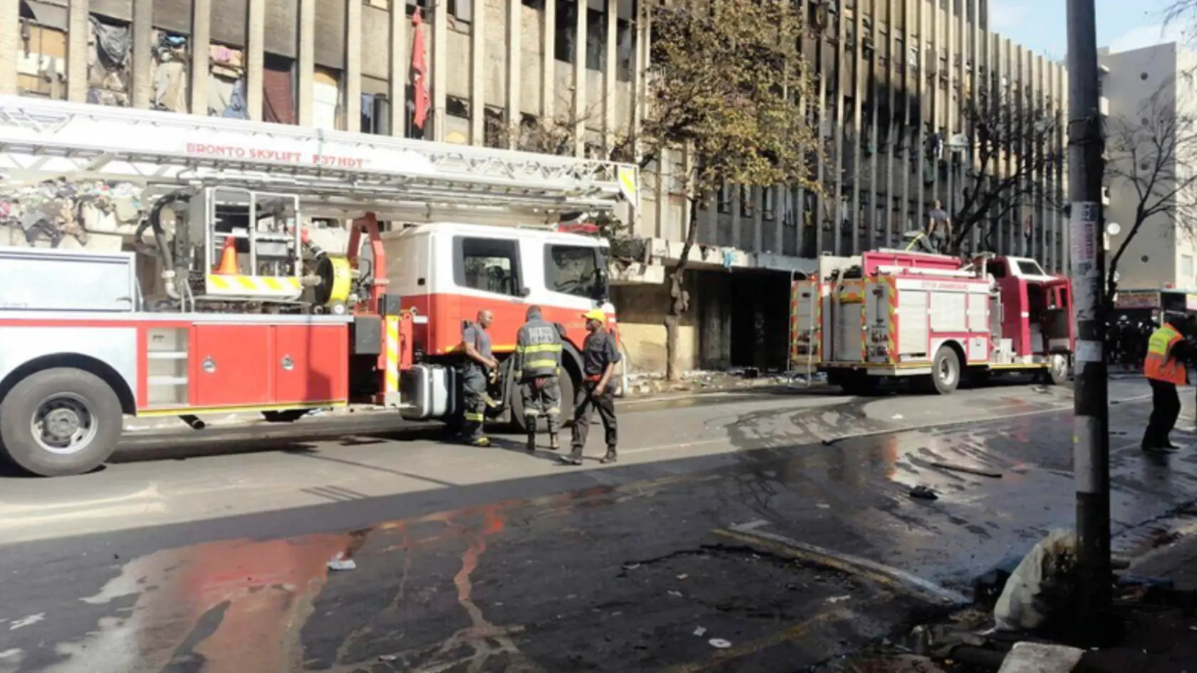 Požiar budovy v Johannesburgu si vyžiadal najmenej 52 obetí
