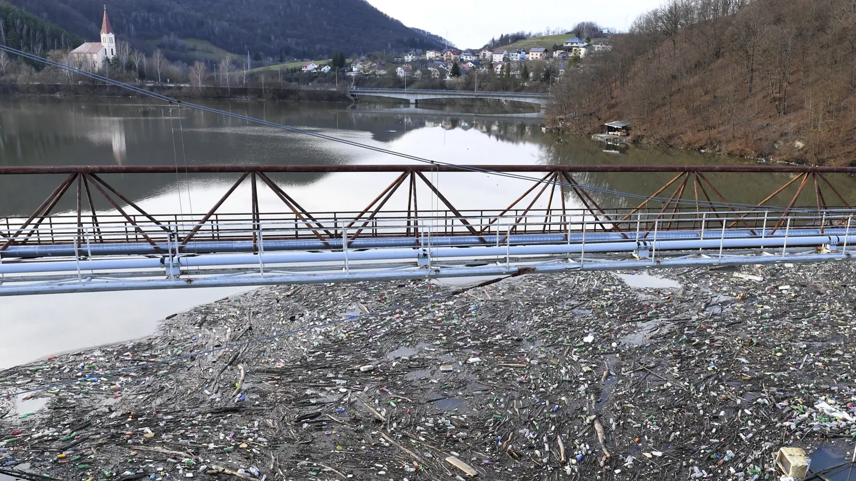 Vodohospodári predpokladajú, že v tomto roku vytiahnu z vodnej stavby Ružín v okrese Košice-okolie viac odpadu ako vlani. Nasvedčuje to aktuálna situácia po minulotýždňovej povodni na tokoch riek Hornád a Hnilec. Slovenský vodohospodársky podnik (SVP) pripomína, že je to dôsledok nezodpovedného  nakladania s komunálnym odpadom a nízke ekologické povedomie obyvateľov obcí v povodí nad vodnou nádržou, ktoré má plochu takmer 2000 štvorcových kilometrov. Čistenie Ružína od naplavených odpadov SVP za