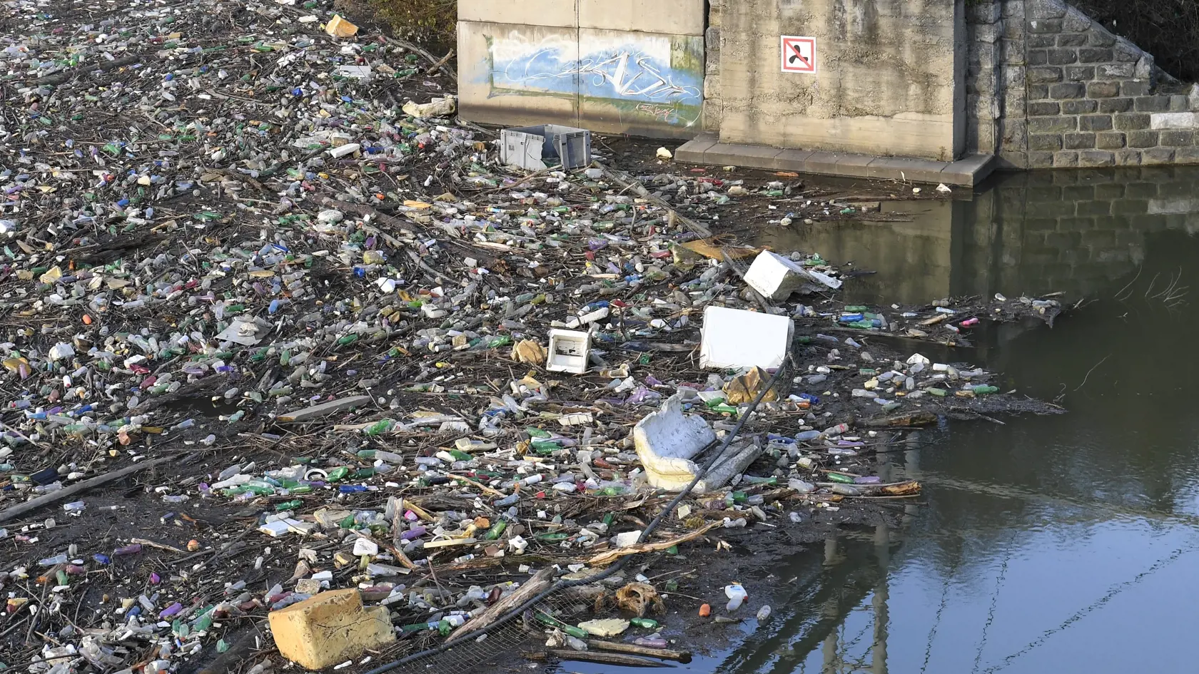 Vodohospodári predpokladajú, že v tomto roku vytiahnu z vodnej stavby Ružín v okrese Košice-okolie viac odpadu ako vlani. Nasvedčuje to aktuálna situácia po minulotýždňovej povodni na tokoch riek Hornád a Hnilec. Slovenský vodohospodársky podnik (SVP) pripomína, že je to dôsledok nezodpovedného nakladania s komunálnym odpadom a nízke ekologické povedomie obyvateľov obcí v povodí nad vodnou nádržou, ktoré má plochu takmer 2000 štvorcových kilometrov. Čistenie Ružína od naplavených odpadov SVP zab