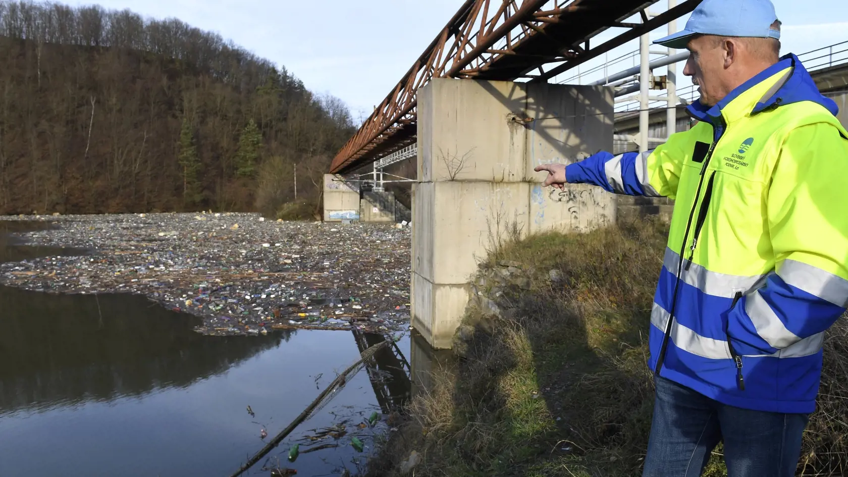 Vodohospodári predpokladajú, že v tomto roku vytiahnu z vodnej stavby Ružín v okrese Košice-okolie viac odpadu ako vlani. Nasvedčuje to aktuálna situácia po minulotýždňovej povodni na tokoch riek Hornád a Hnilec. Slovenský vodohospodársky podnik (SVP) pripomína, že je to dôsledok nezodpovedného  nakladania s komunálnym odpadom a nízke ekologické povedomie obyvateľov obcí v povodí nad vodnou nádržou, ktoré má plochu takmer 2000 štvorcových kilometrov. Čistenie Ružína od naplavených odpadov SVP za