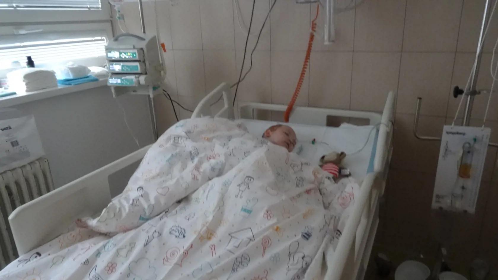 Ivana so synom sa dostali na jednolôžkovú izbu.