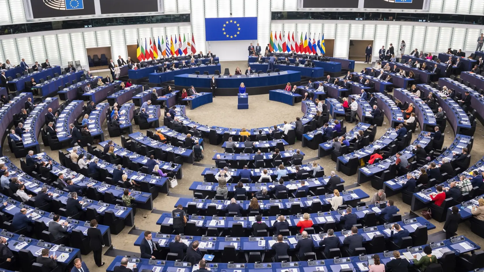 Oficiálna delegácia piatich poslancov Európskeho parlamentu (EP) pricestovala v pondelok do Budapešti, aby tam do stredy posudzovala stav právneho štátu a zmeny v základných právach.