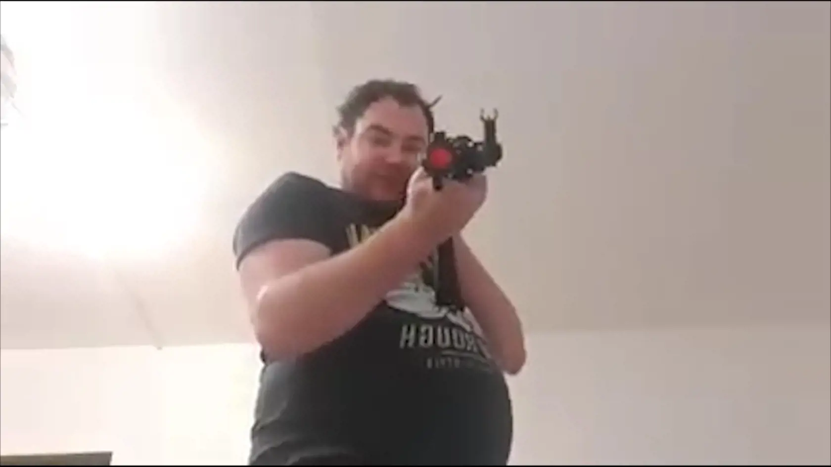 Muž sa so zbraňou v ruke vyhrážal predsedovy vlády