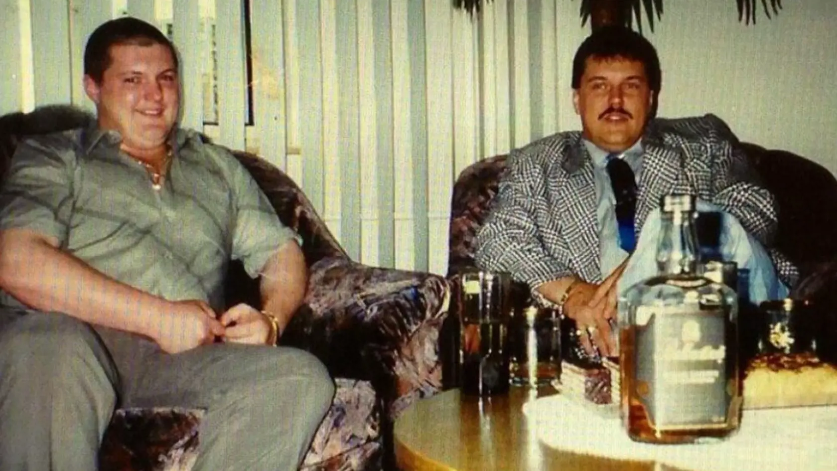 Brat Mikuláša Černáka Vladimír (vľavo) zomrel ako 25-ročný pri autonehode, kde vo veľkej rýchlosti zišiel so svojím luxusným autom z cesty, narazil do stromu a zabil seba aj kamaráta.