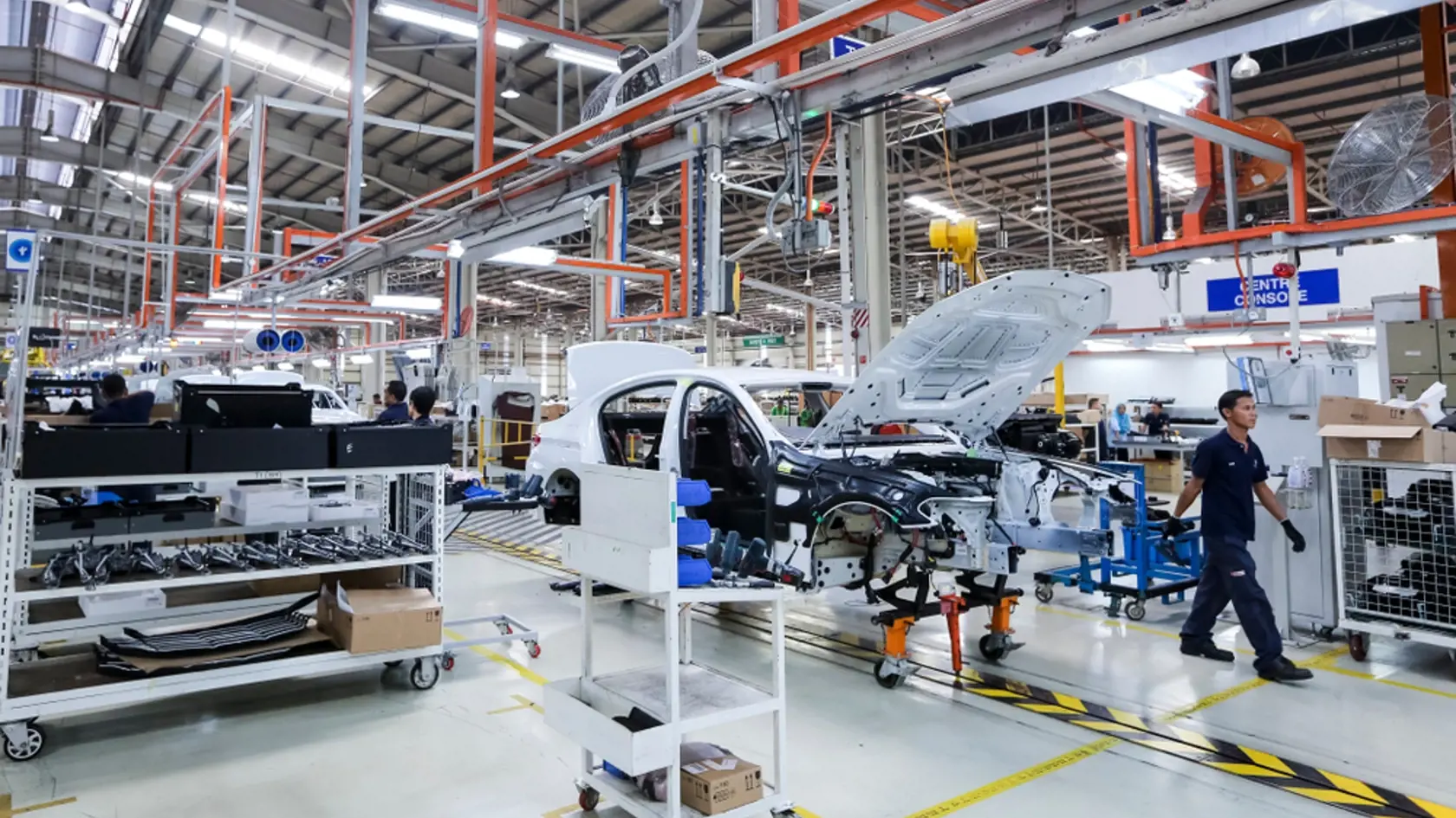 Kedah,,Malaysia,-,July,04,,2019,:,Workers,Assembles,Cars