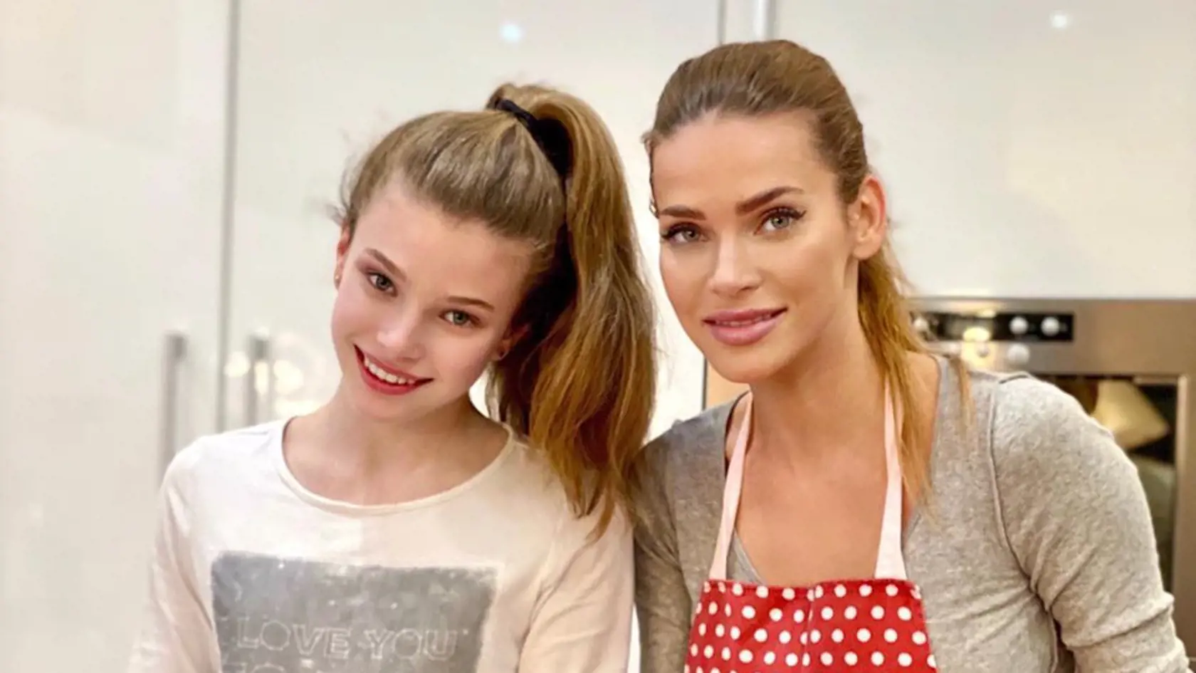 Modelka Andrea Verešová rada pečie a varí aj klasické jedlá, ktoré pozná od mamy. Často jej pomáha dcéra Vanessa.