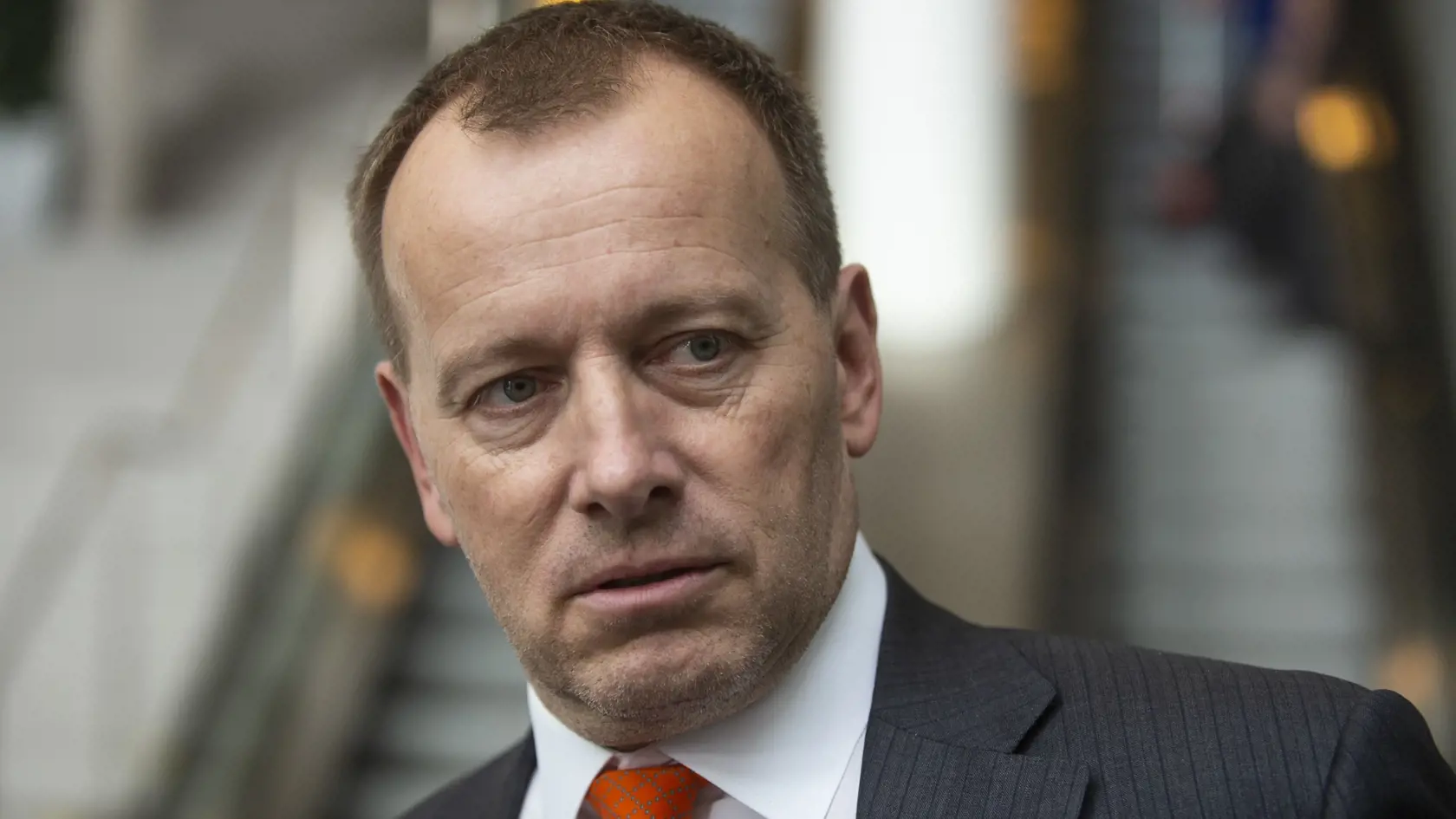 Na snímke líder hnutia Sme rodina Boris Kollár prichádza na stretnutie popredných slovenských ekonómov, slovenských i zahraničných špecialistov na financovanie verejných investícií a zástupcov potenciálnych koaličných partnerov v priestoroch Rady pre rozpočtovú zodpovednosť Národnej banky Slovenska (NBS) 9. marca 2020 v Bratislave. FOTO TASR – Jakub Kotian