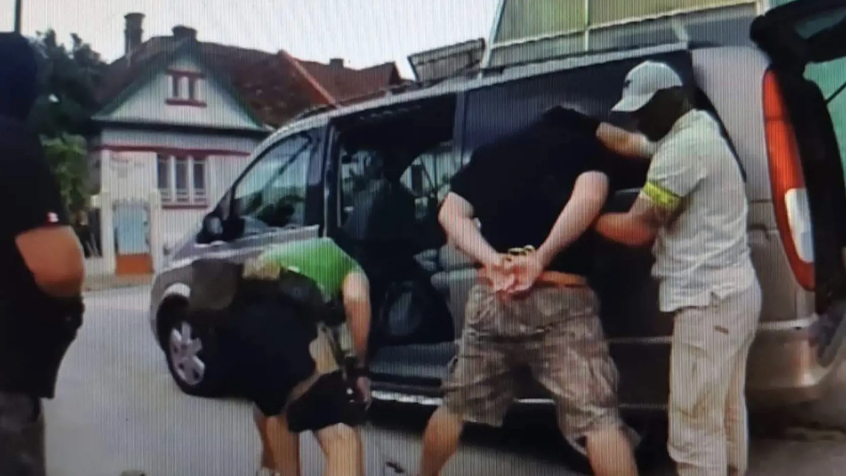 Kaľavský (vpravo so šiltovkou)  v roku 2018 pri zatýkaní medzinárodne hľadaného teroristu.
