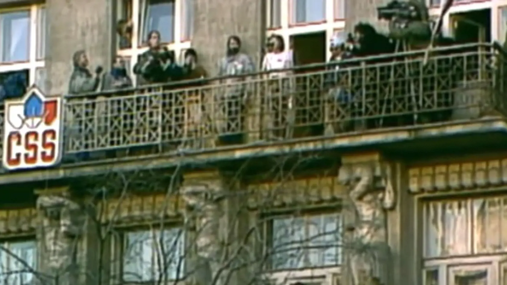 21. novembra sa 200-tisíc ľuďom na Václavskom námestí prihovoril z balkóna knižného vydavateľstva Melantrich Václav Havel.
