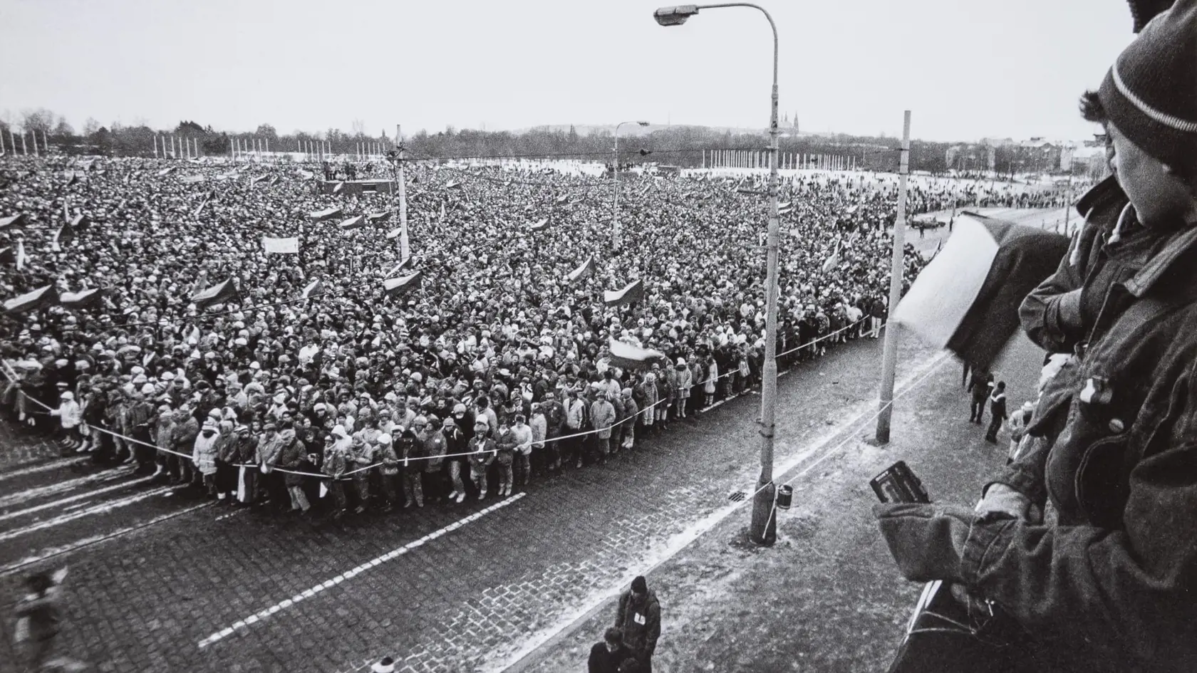 Študentskou demonštráciou na Národní tříde v Prahe sa revolučný november 1989 iba začal! K protestujúcim mladým sa pridali disidenti a umelci.