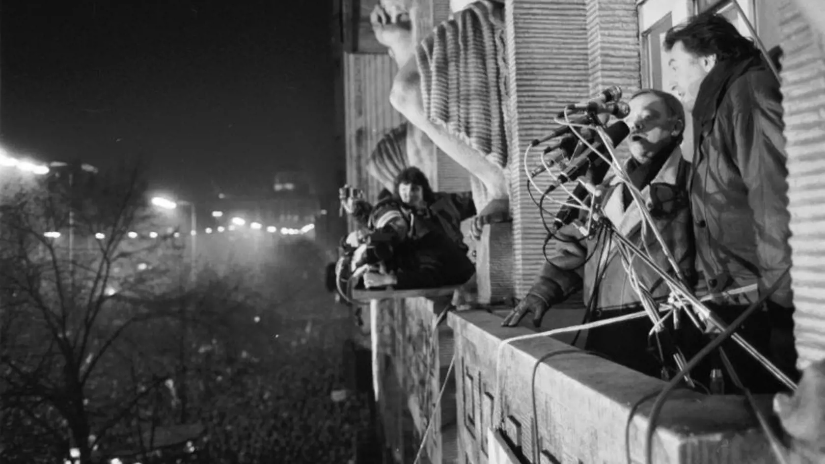 21. novembra sa 200-tisíc ľuďom na Václavskom námestí prihovoril z balkóna knižného vydavateľstva Melantrich Václav Havel.