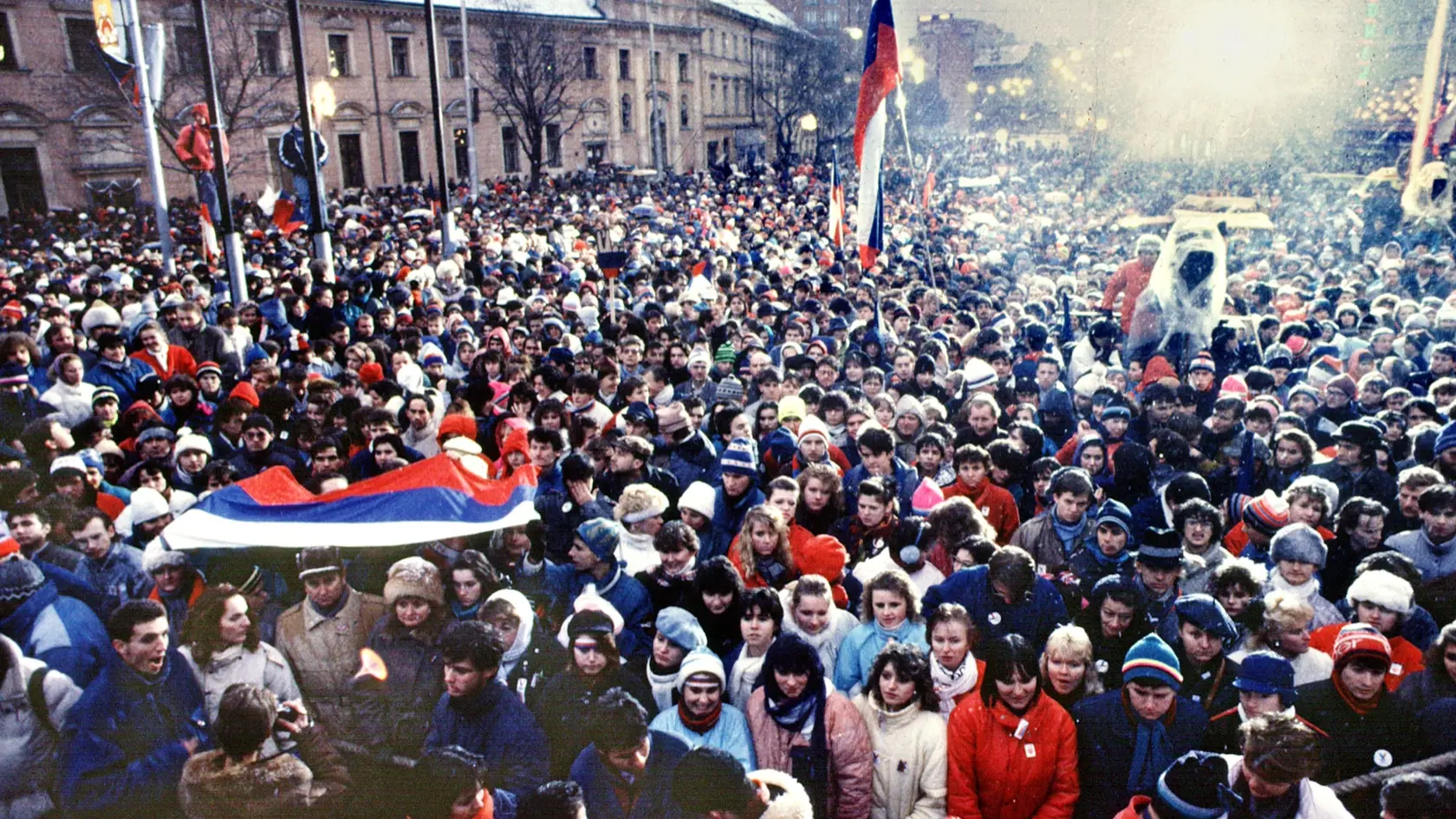 Študentskou demonštráciou na Národní tříde v Prahe sa revolučný november 1989 iba začal! K protestujúcim mladým sa pridali disidenti a umelci.