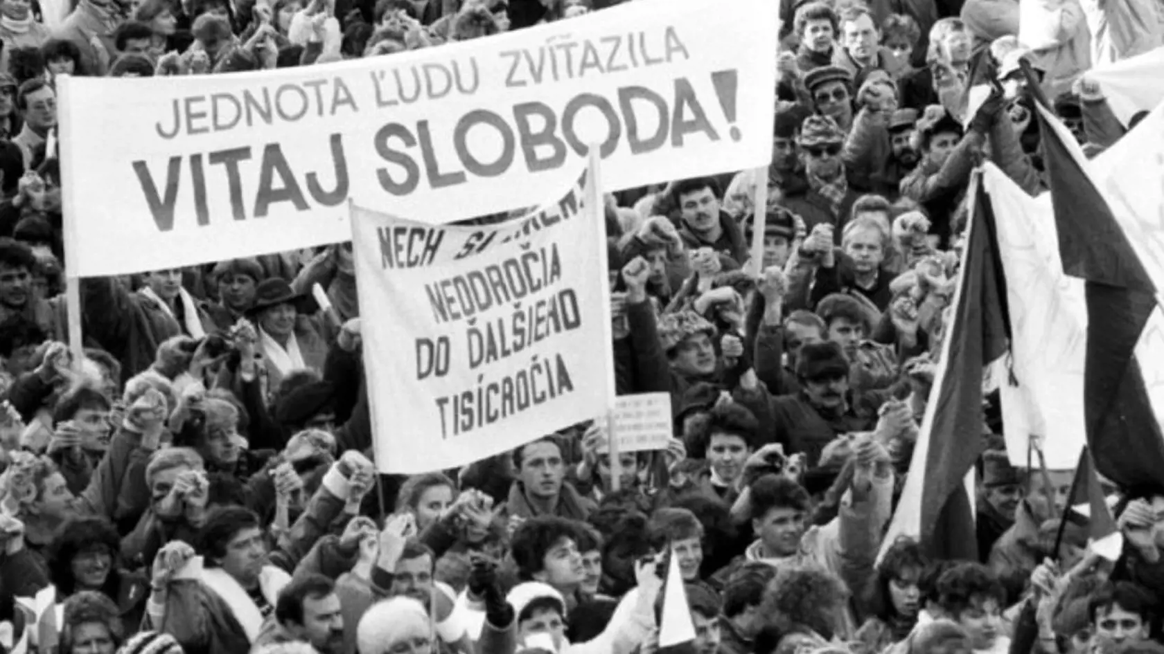 Študentskou demonštráciou na Národní tříde v Prahe sa revolučný november 1989 iba začal! K protestujúcim mladým sa pridali disidenti a umelci.