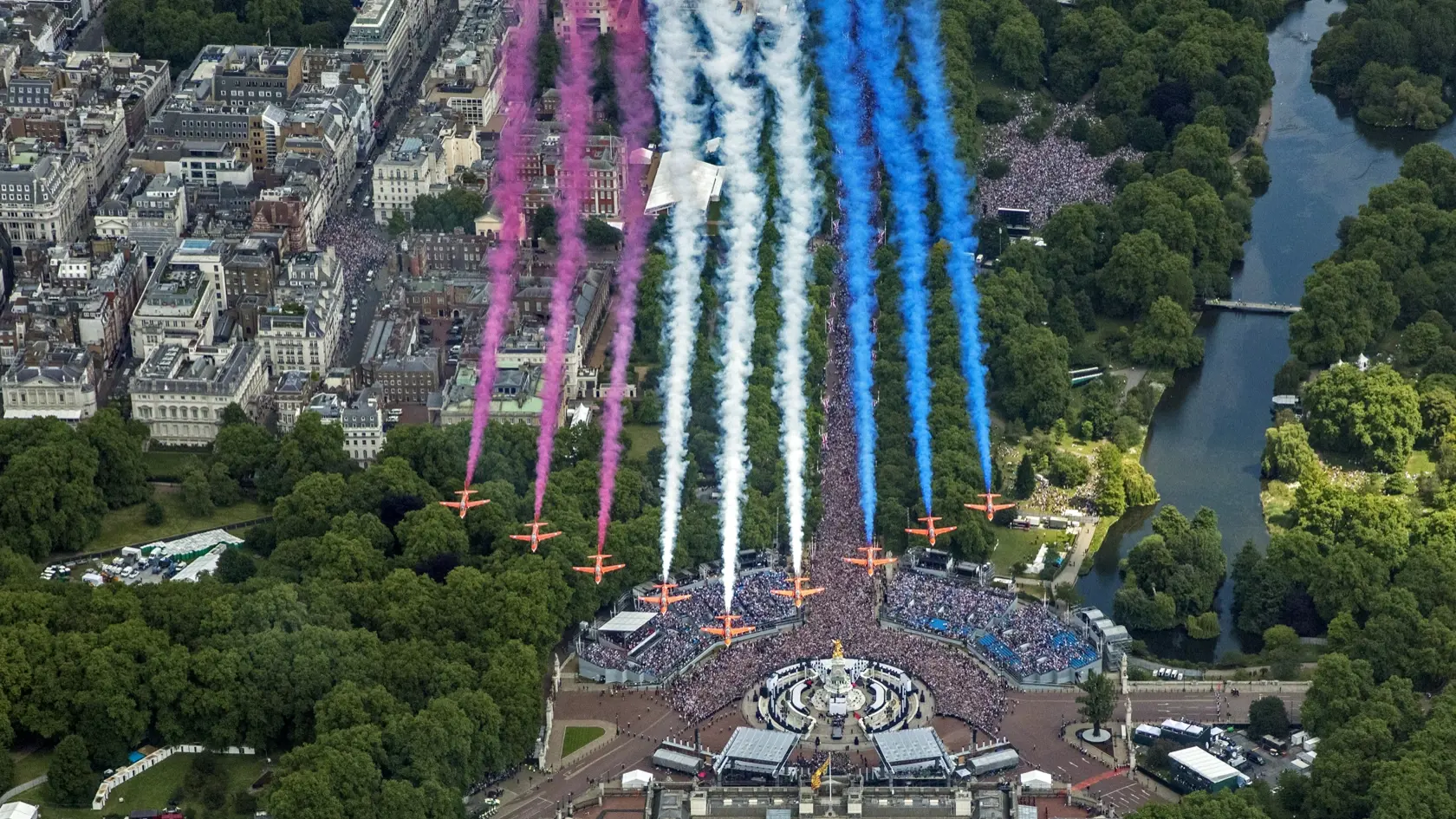 EBE 6 Londýn - Na snímke britská letecká akrobatická skupina kráľovských vzdušných síl The Red Arrows predvádza svoje umenie nad mestom po slávnostnom vojenskom sprievode (Trooping the Color), ktorým sa začali štvordňové oslavy 70. výročia nástupu britskej kráľovnej Alžbety II. na trón v Londýne vo štvrtok 2. júna 2022. Kráľovná Alžbeta II. (96) oslávila 70 rokov na tróne vo februári a celonárodné oslavy jej platinového jubilea, vrátane ďakovnej bohoslužby a hudobného koncertu pred Buckinghamský