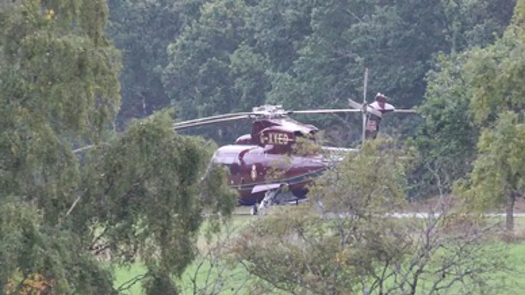 Princ Charles s manželkou Camilou priletel helikoptérou.