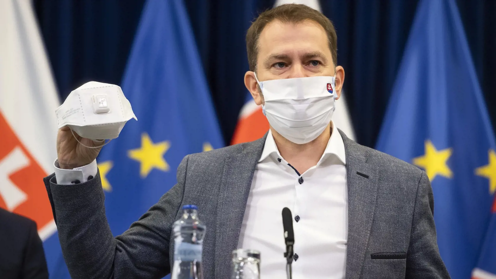 Úrad verejného zdravotníctva odporúča všetky typy ochrany tváre, zdôrazňuje ale ich správne používanie